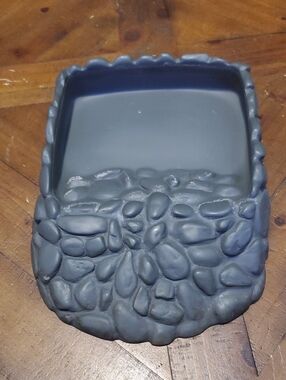 Stone-Style Reptile Feeding Bowl in Dark Gray